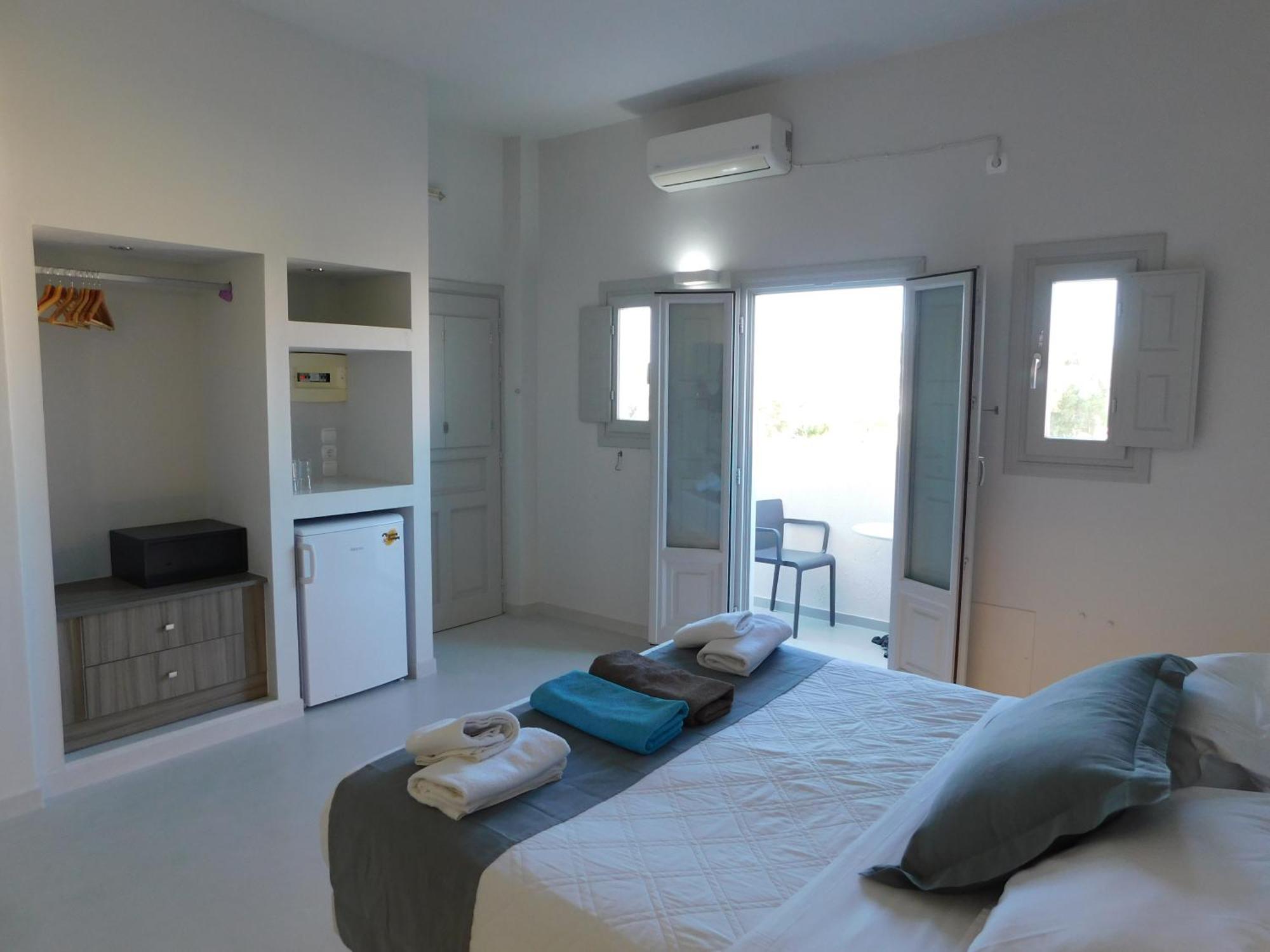 Happy Fish Rooms- Beachfront Perissa  Exterior photo