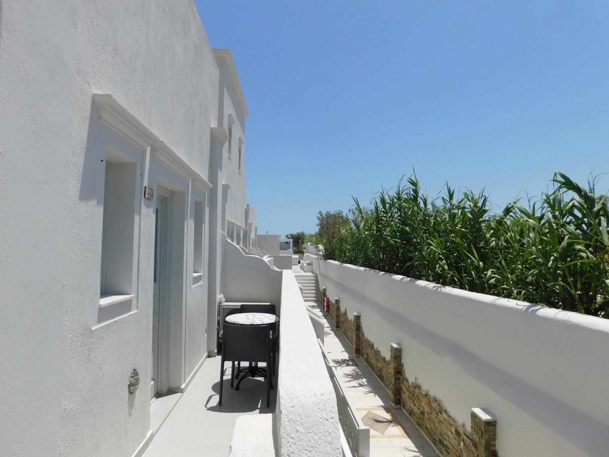 Happy Fish Rooms- Beachfront Perissa  Exterior photo